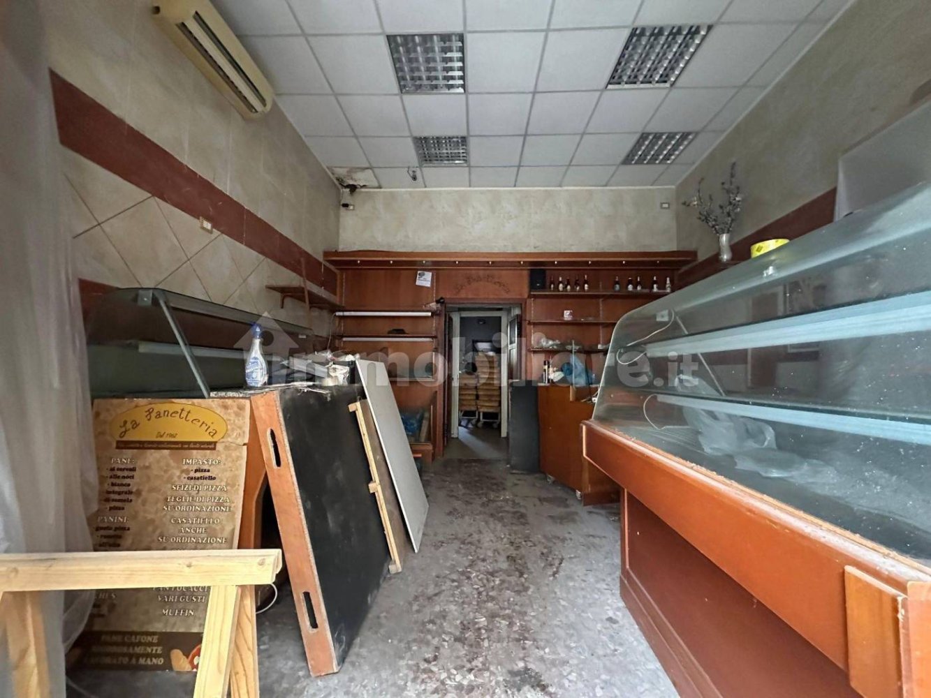 1 room Commercial property in Naples, Italy No. 17509
