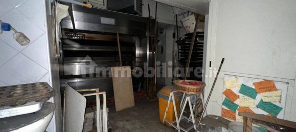 1-salle Propriété commerciale à Naples, Italy No. 17509 7