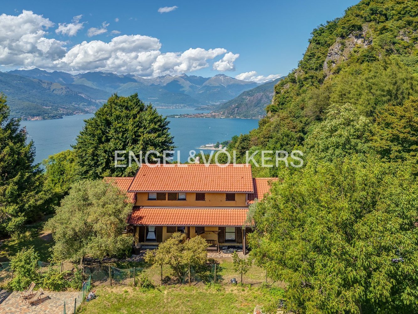 12 rooms Villa in Perledo, Italy No. 312053