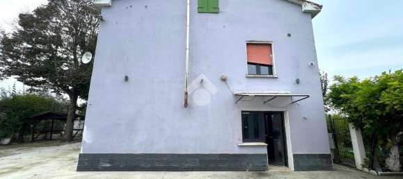 4 bedrooms House in Mirandola, Italy No. 157580 4