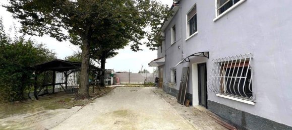 4 bedrooms House in Mirandola, Italy No. 157580 8