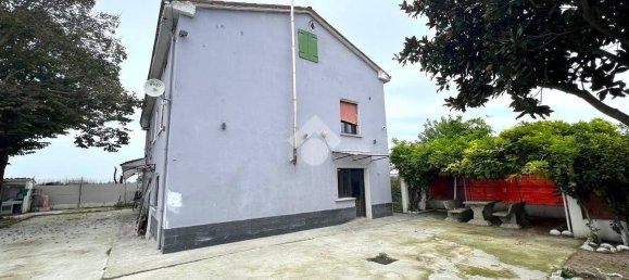 4 bedrooms House in Mirandola, Italy No. 157580 9