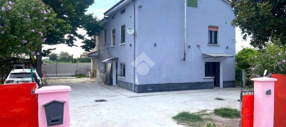4 bedrooms House in Mirandola, Italy No. 157580 6