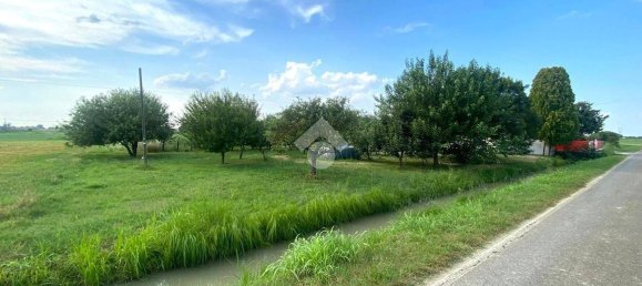 4 bedrooms House in Mirandola, Italy No. 157580 3