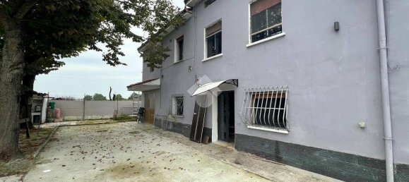 4 bedrooms House in Mirandola, Italy No. 157580 10