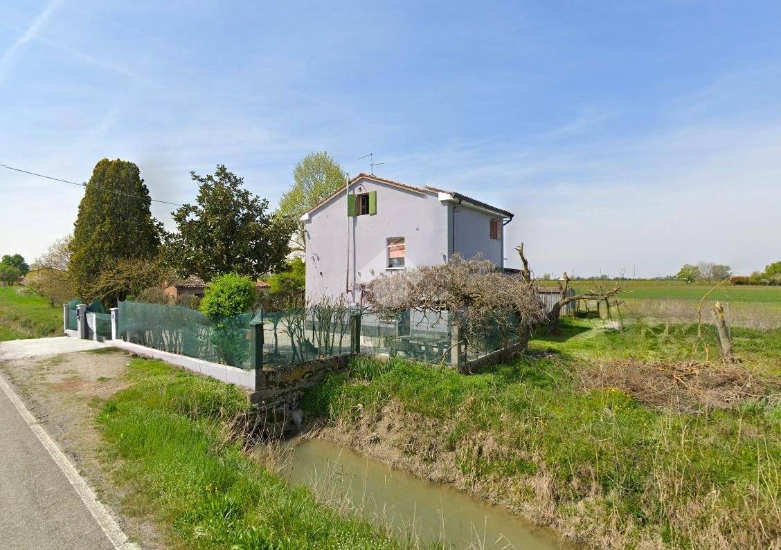 4 bedrooms House in Mirandola, Italy No. 157580