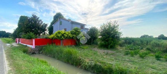 4 bedrooms House in Mirandola, Italy No. 157580 2