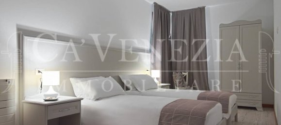 3 bedrooms Building in Venice, Italy No. 20312 5