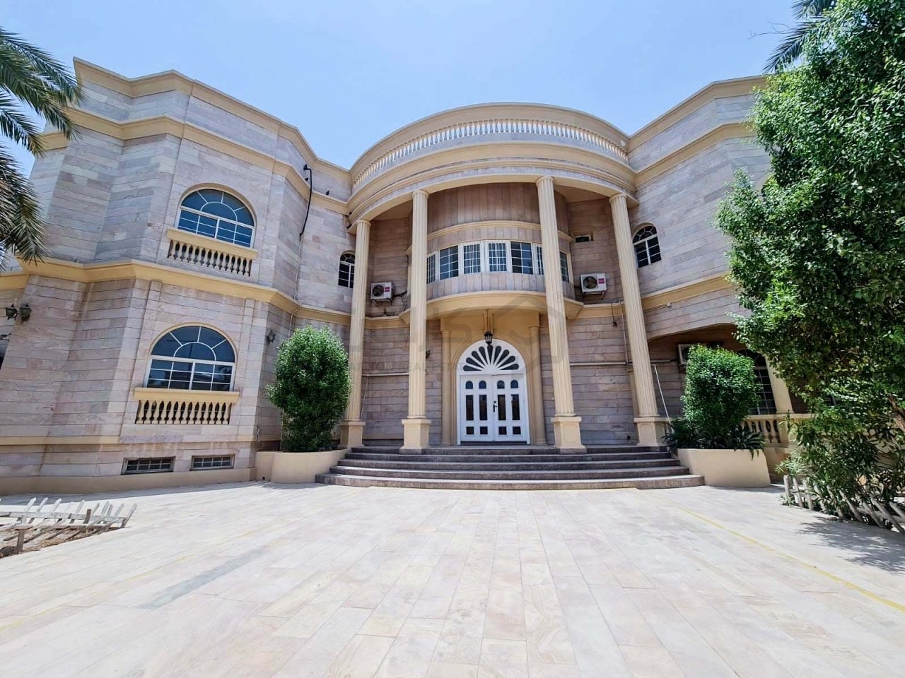 Вилла с 20 спальнями в Манама, Бахрейн № 621