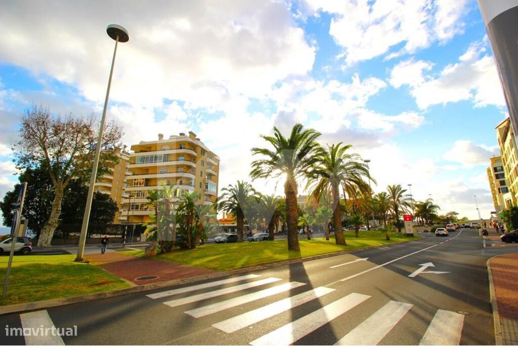 Propiedad comercial en Funchal, Portugal 77 m² No. 84242