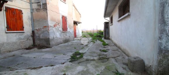 8 rooms Villa in Luzzara, Italy No. 22798 2