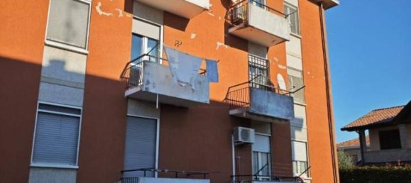 3 rooms Apartment in Lonate Pozzolo, Italy No. 32746 17