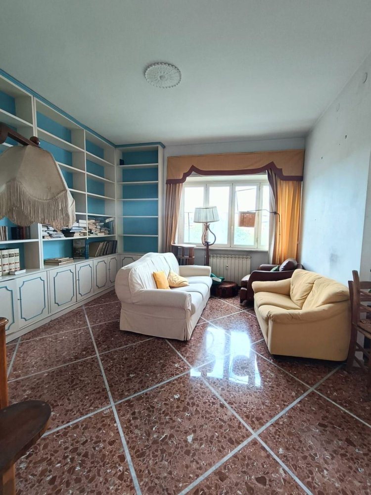 5 rooms Apartment in Rome, Italy No. 11171