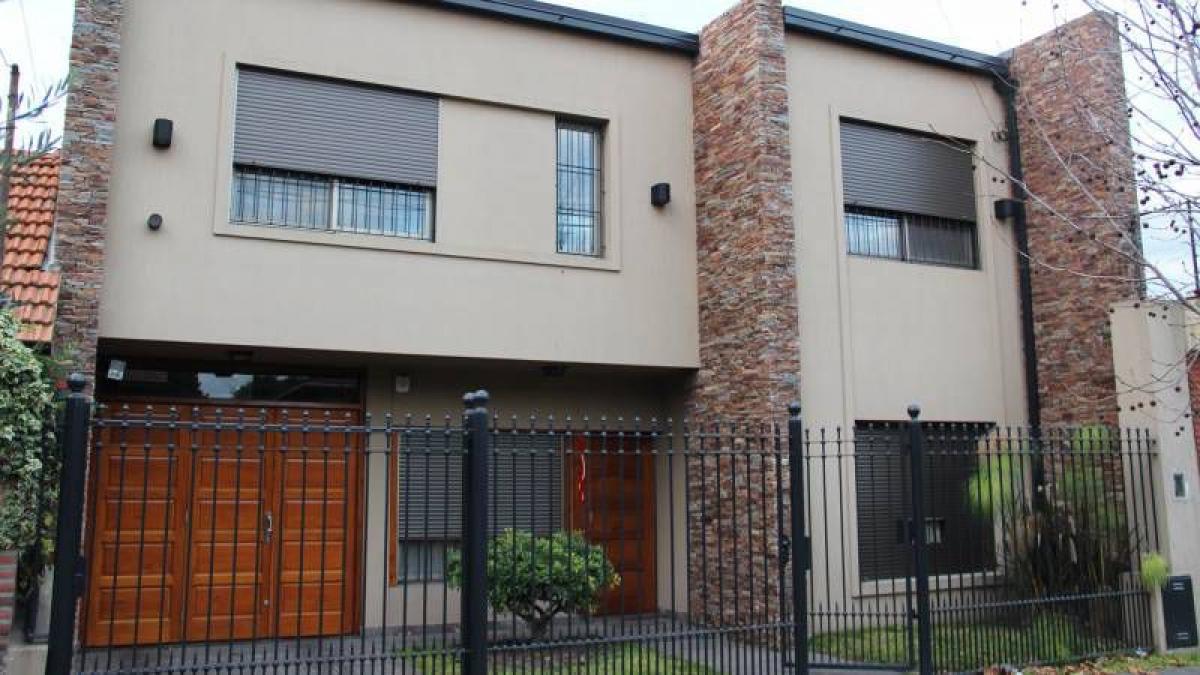 Casa de 3 dormitorios en Quilmes, Argentina No. 3965