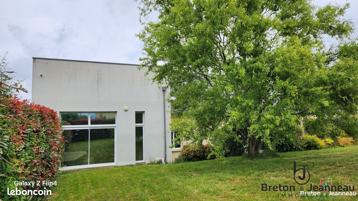 6 bedrooms House in Mayenne, France No. 363182