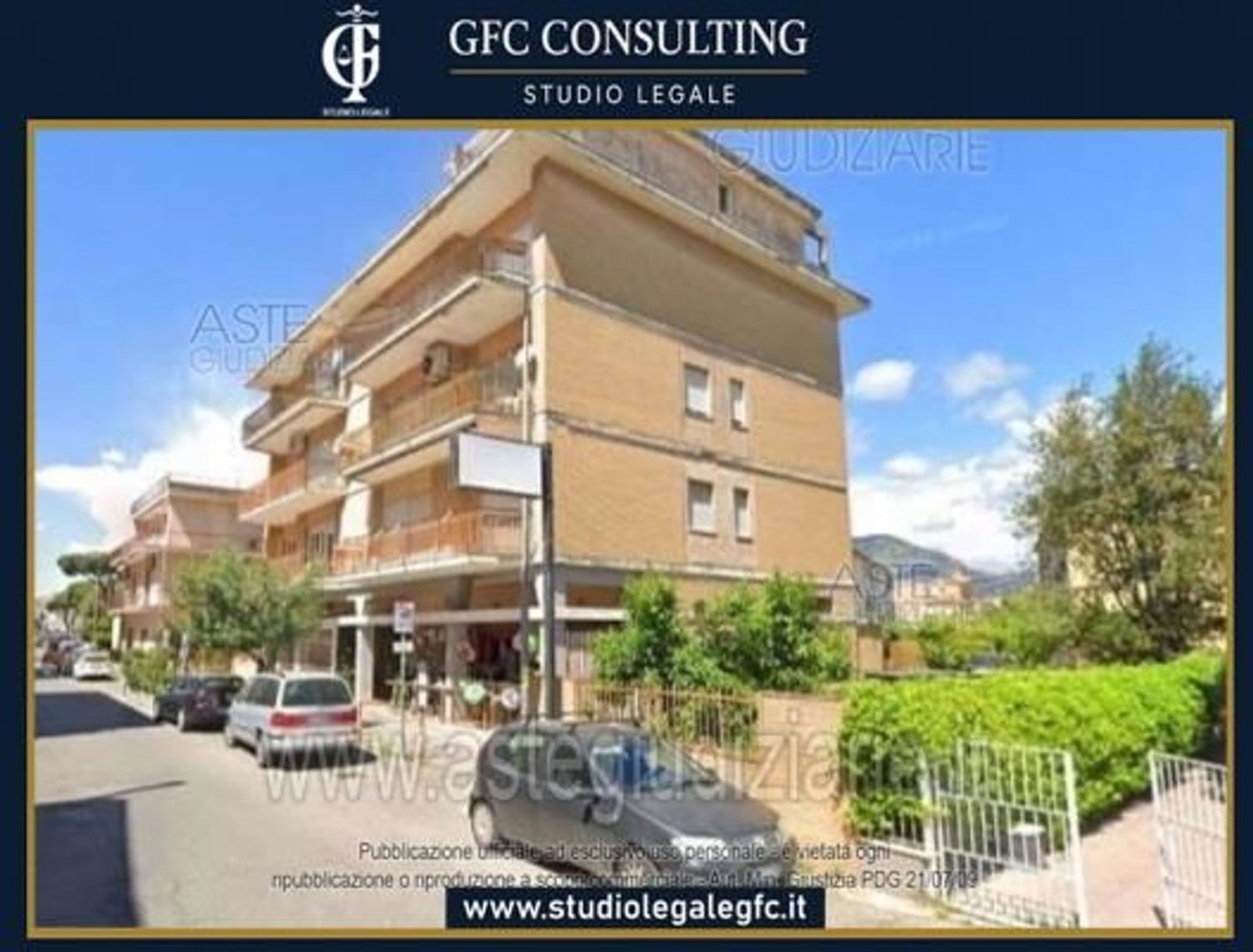 5 bedrooms Apartment in Terracina, Italy No. 403305