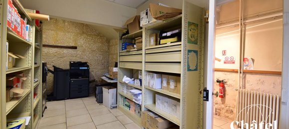 484m² Office in Senlis, France No. 81150 3