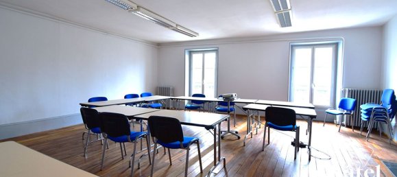 484m² Office in Senlis, France No. 81150 9