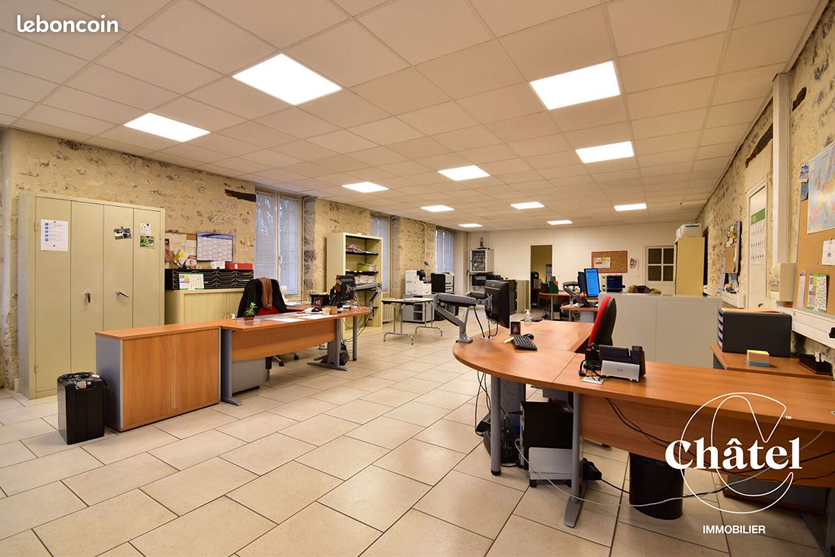 484m² Office in Senlis, France No. 81150