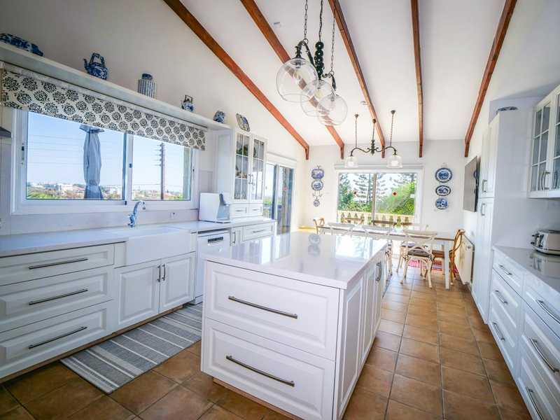 5 bedrooms Villa in Kolossi, Cyprus No. 16132