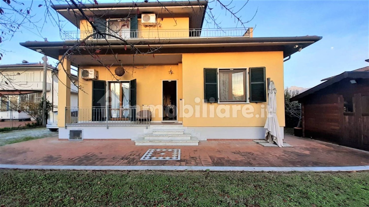 4 bedrooms Villa in Massa, Italy No. 161138