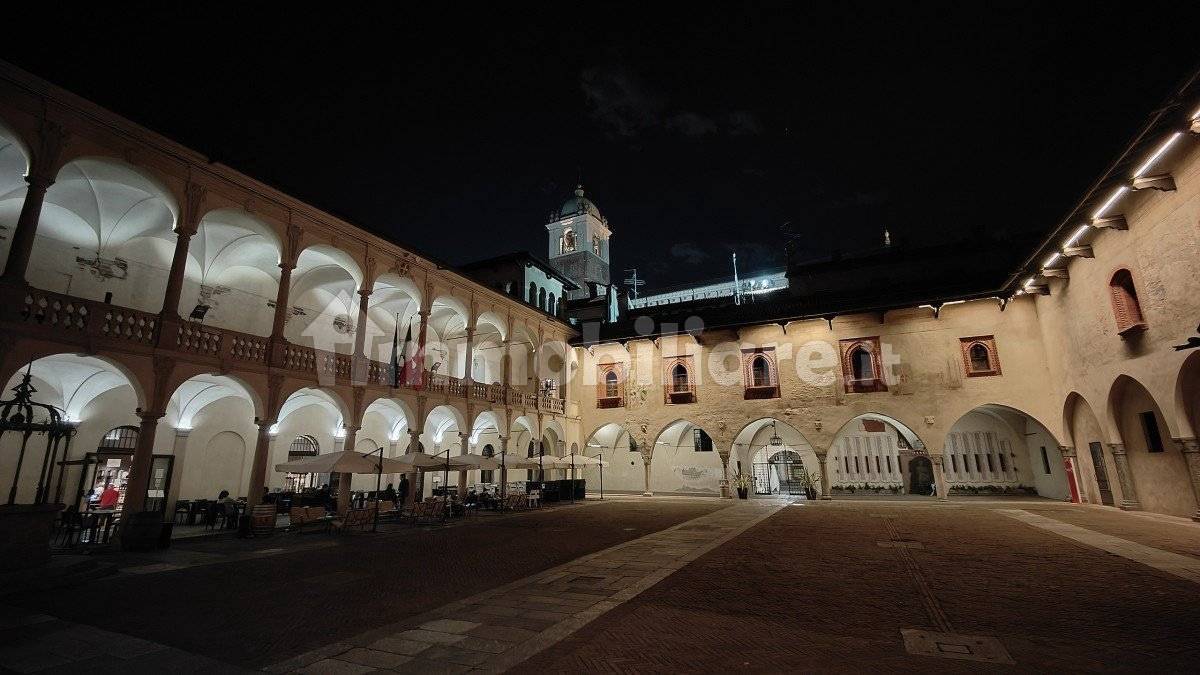 2590m² Building in Novara, Italy No. 375535