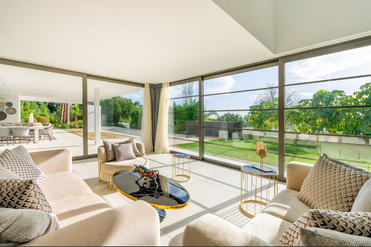 4 bedrooms Villa in Malaga, Spain No. 24001