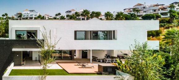 4 bedrooms Villa in Malaga, Spain No. 24001 3