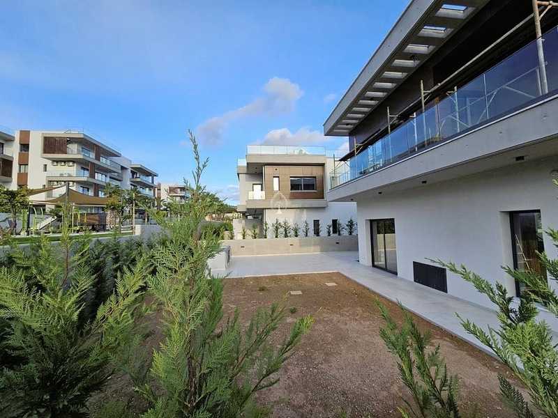 Villa de 5 dormitorios en Mouttagiaka, Cyprus No. 19101