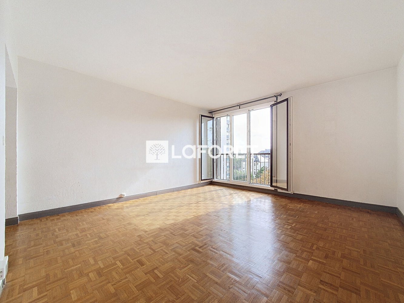 Apartamento de 2 dormitorios en Chatillon, France No. 163406