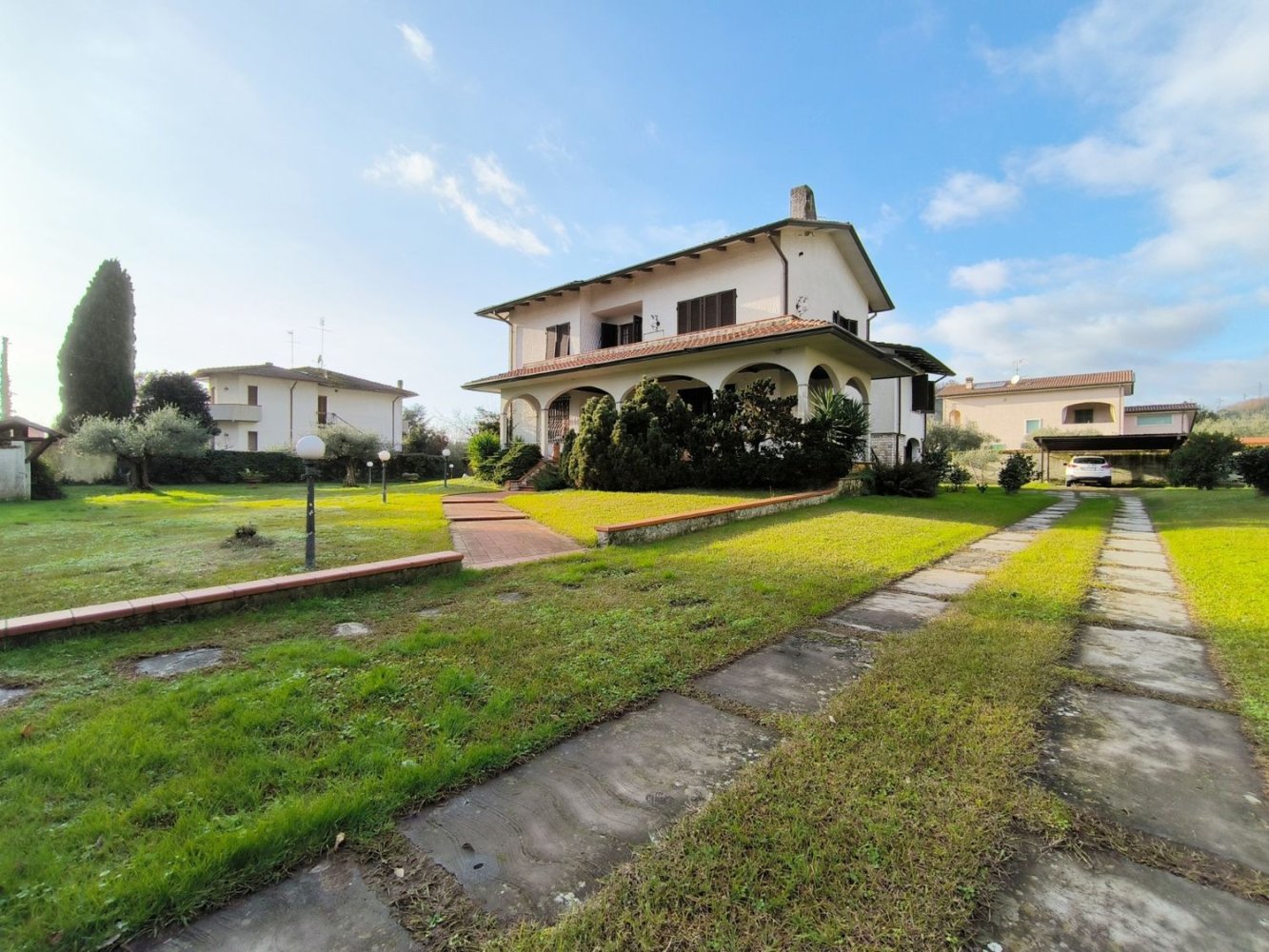 11 rooms Villa in Carrara, Italy No. 48373