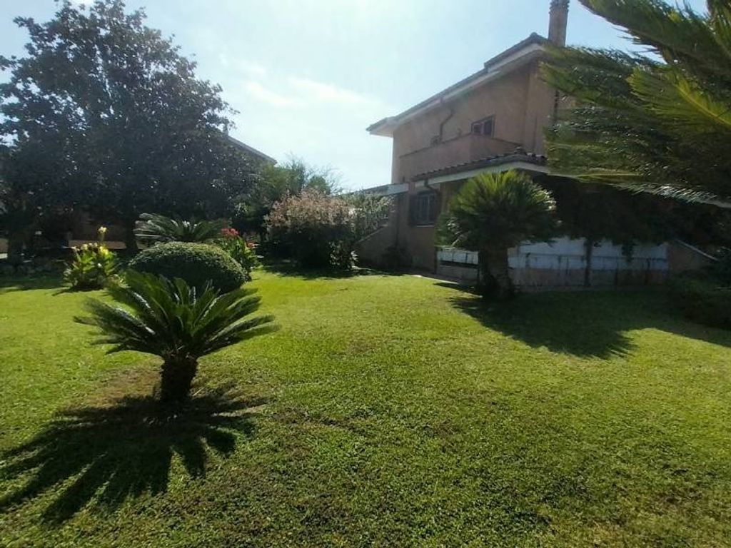 4 bedrooms Villa in Rome, Italy No. 13597
