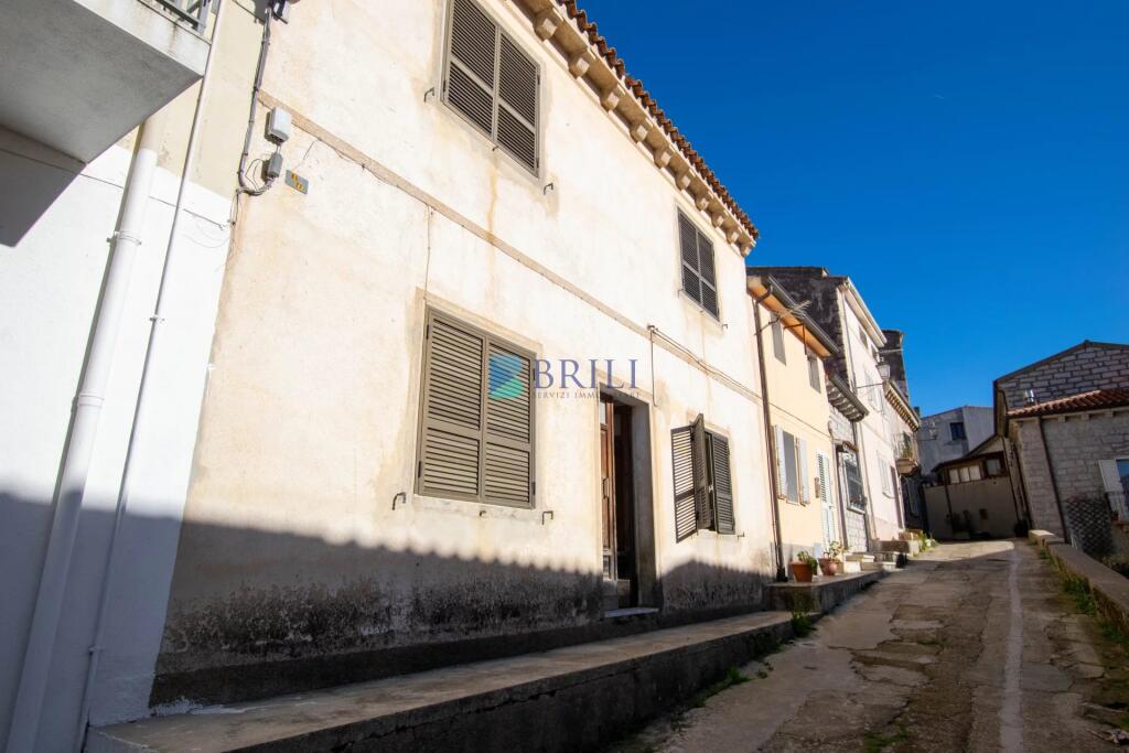 Casa de 4 dormitorios en Luras, Italy No. 327014