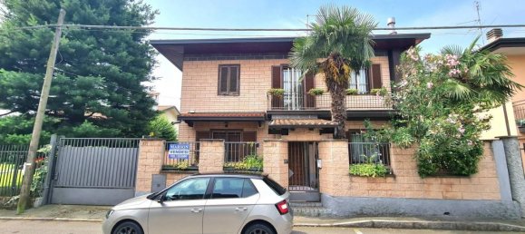 7 rooms Villa in Cerro Maggiore, Italy No. 167156 2