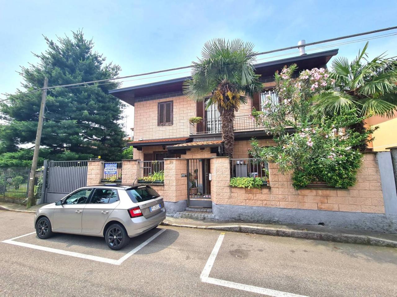 7 rooms Villa in Cerro Maggiore, Italy No. 167156