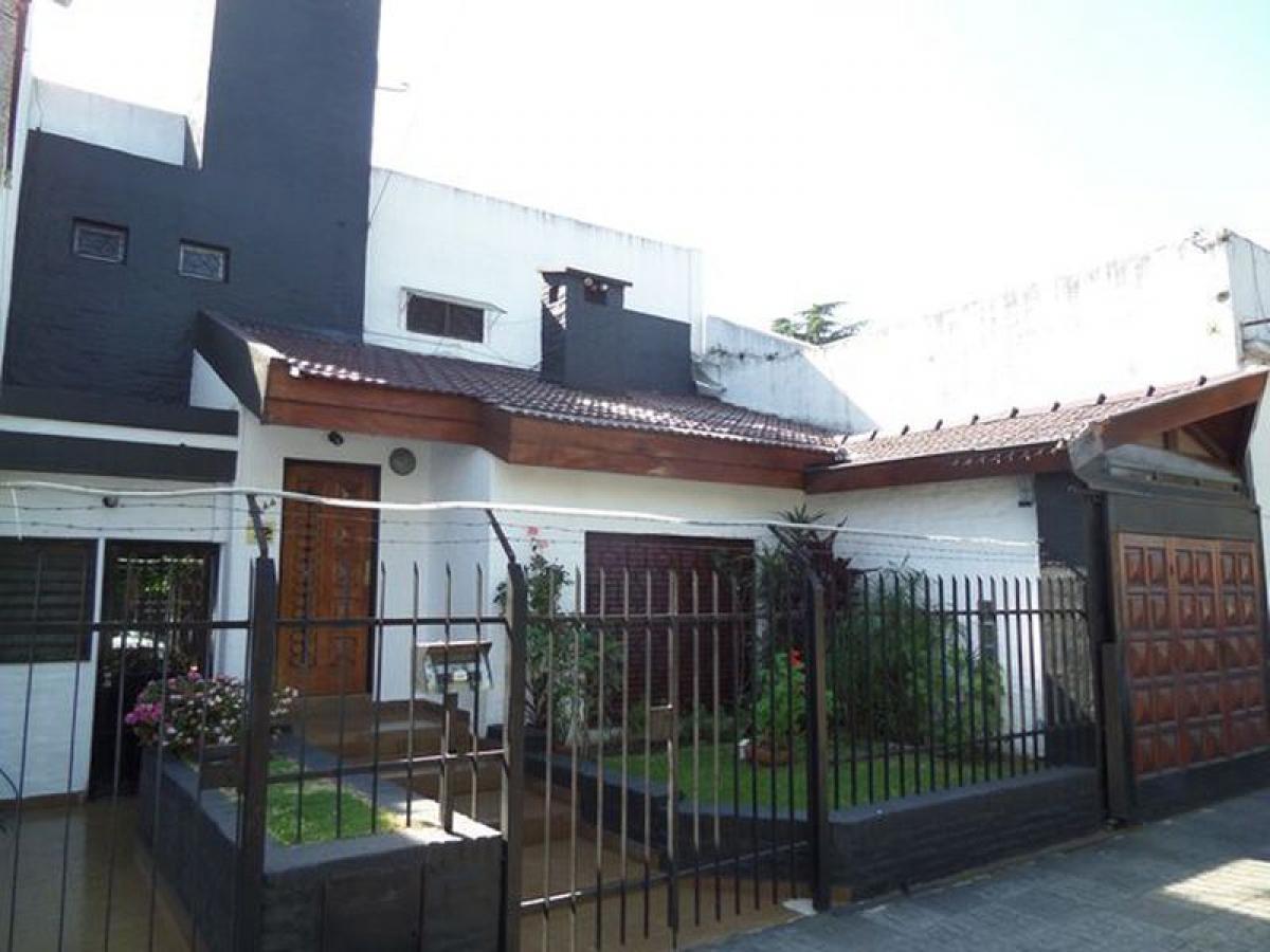 Casa de 3 dormitorios en General San Martín, Argentina No. 18693