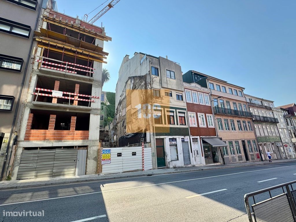 9 bedrooms Building in Porto, Portugal No. 221527