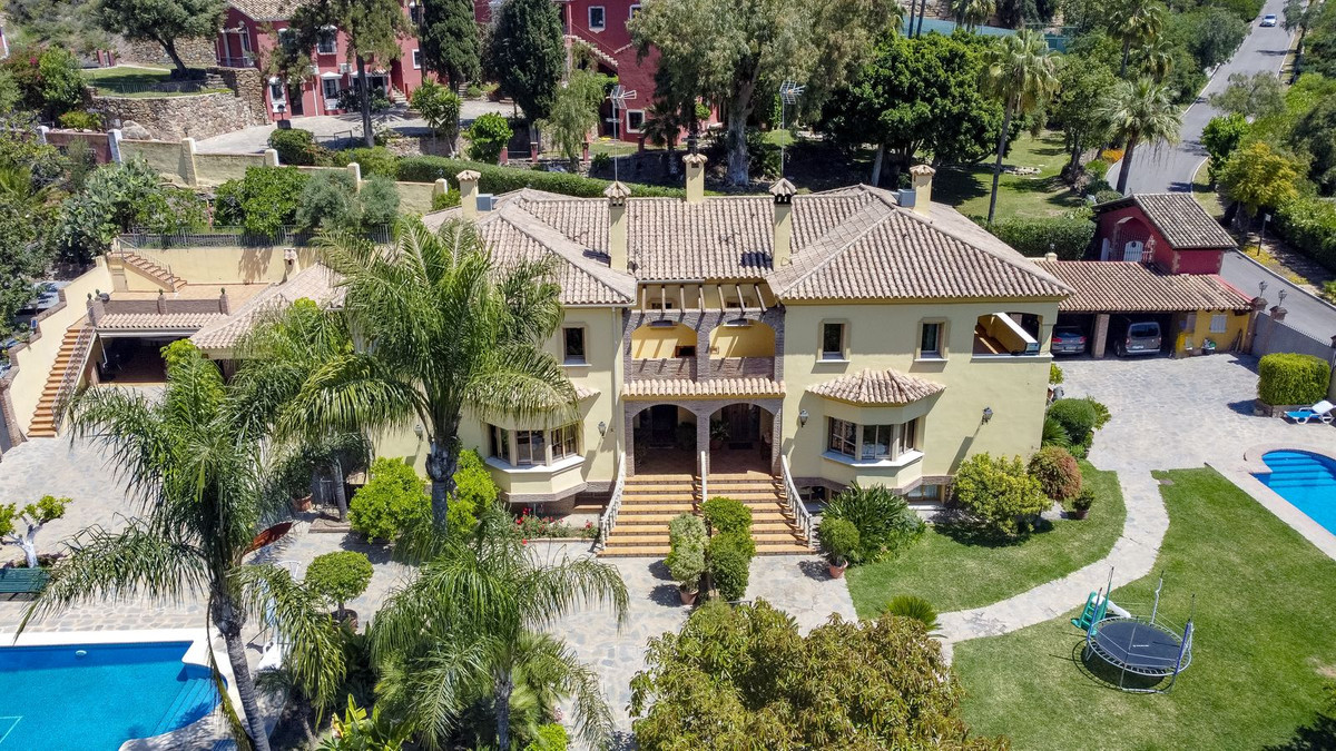 10 bedrooms Villa in La Quinta, Spain No. 37654