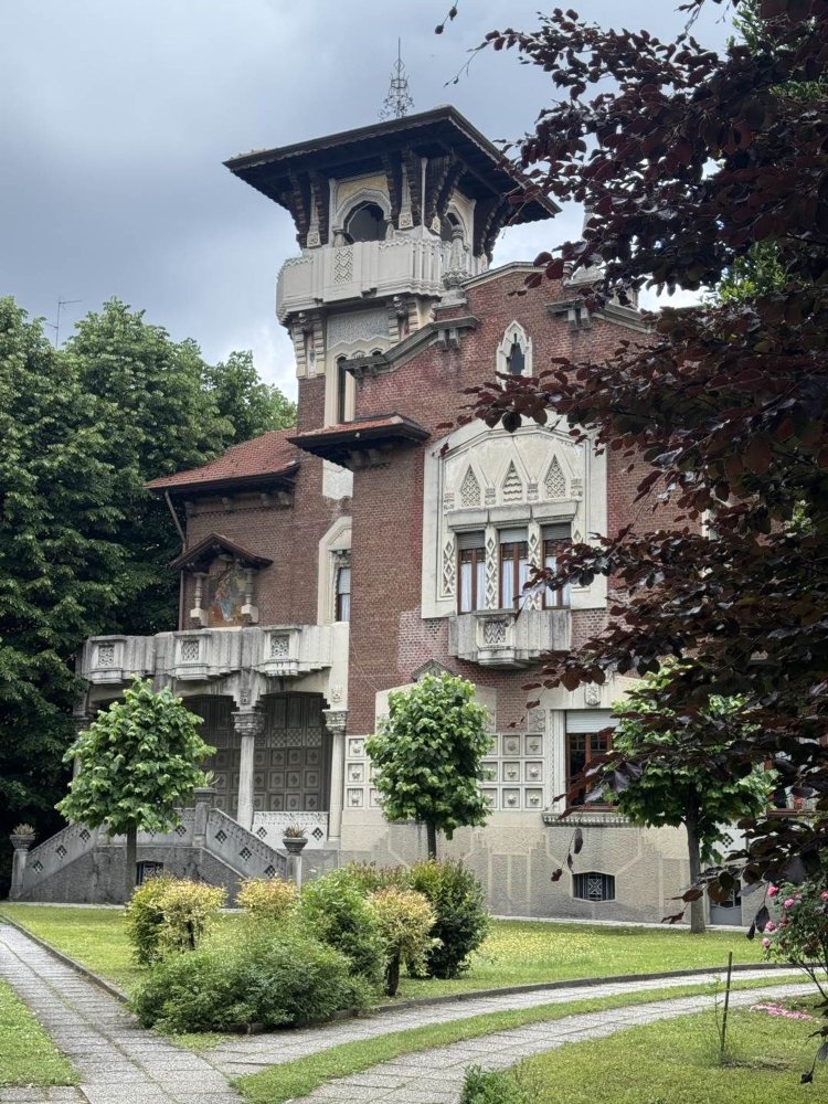 21 room Villa in Legnano, Italy No. 49928