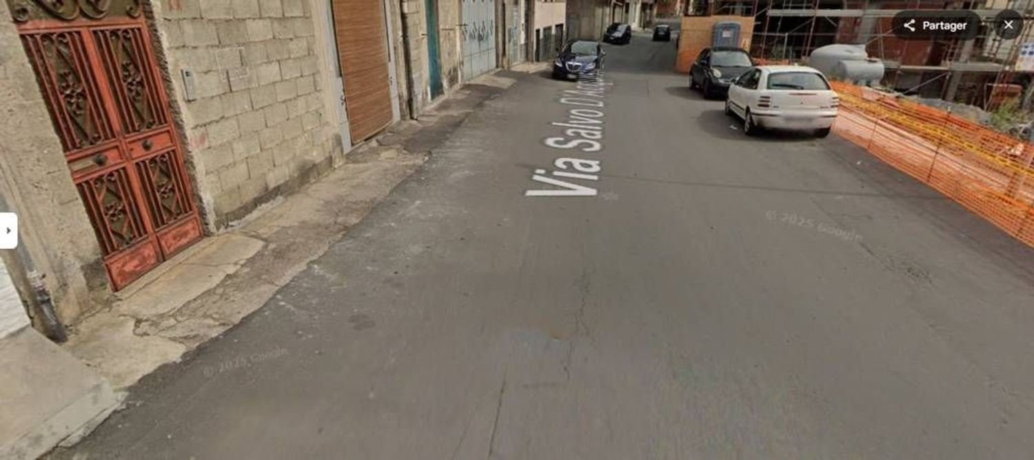  عقار تجاري في Adrano, Italy 119متر مربع رقم 393906