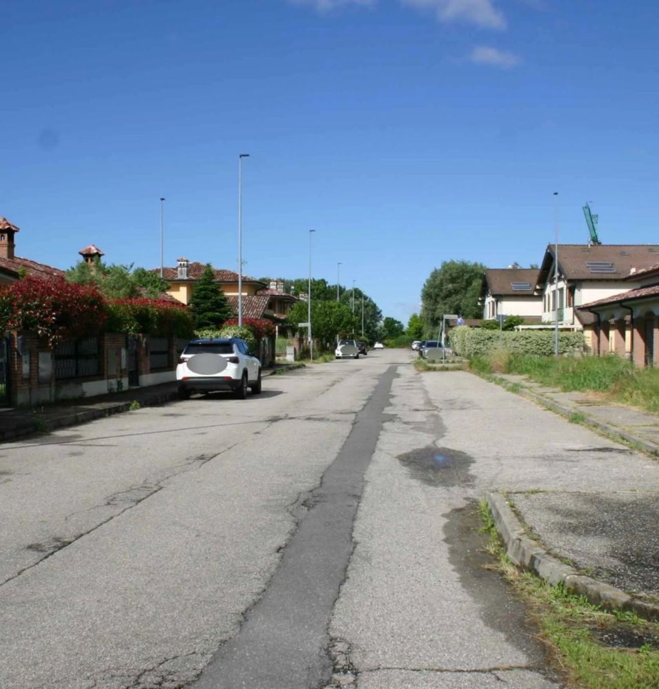 6936m² Commercial property in Roncaro, Italy No. 315021