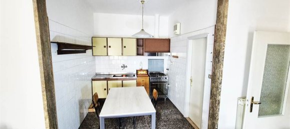 Apartamento de 3 dormitorios en Prato, Italy No. 257823 5