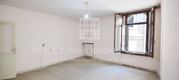 3 bedrooms Apartment in Venice, Italy No. 190416 2