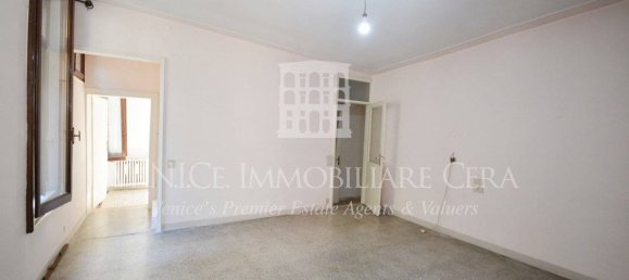 3 bedrooms Apartment in Venice, Italy No. 190416 4