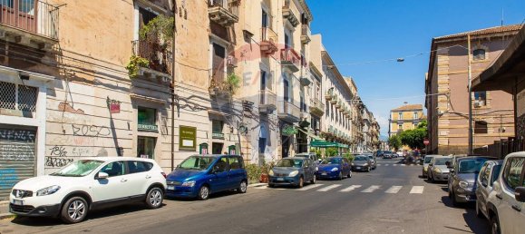 4 rooms Commercial property in Catania, Italy No. 284520 2