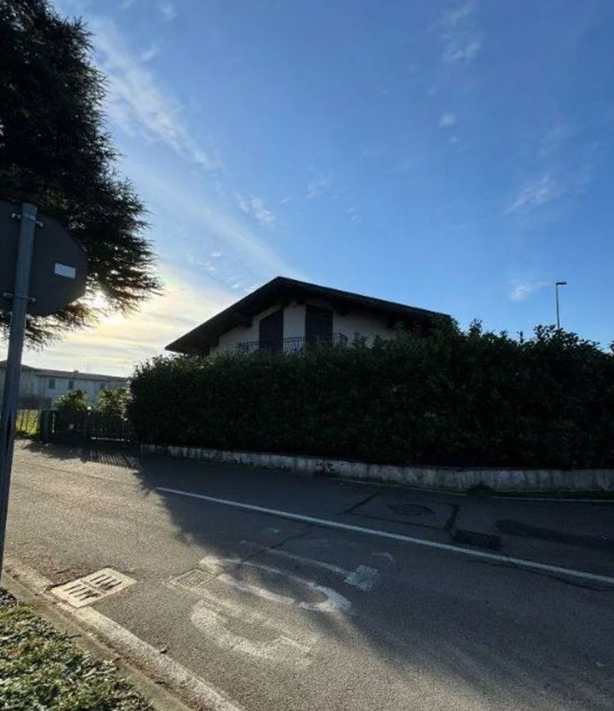 Вилла с 4 комнатами в Безана ин Брианца, Италия № 6265