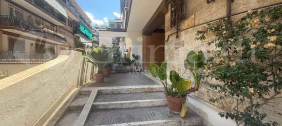 6 rooms Apartment in Rome, Italy No. 297129 4