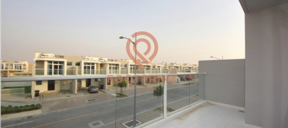 Adosado de 3 dormitorios en Dubai, UAE No. 24174 3