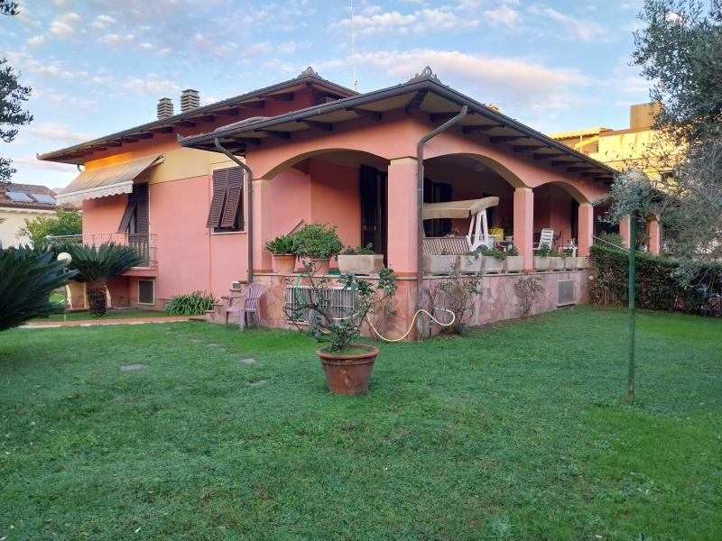 6 rooms Villa in Carrara, Italy No. 234850