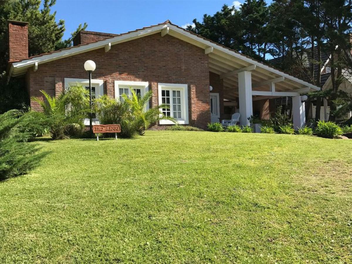 4 bedrooms House in Mar del Plata, Argentina No. 75819